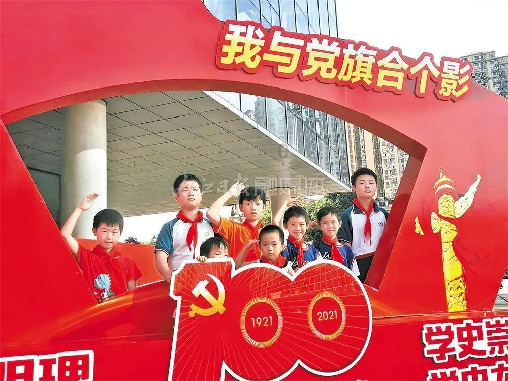 1月29日,内蒙古通辽通报一动物园猫和猴群共栖 :2019年因鼠患放入2只猫,一直健壮,多次观察未发现欺凌现象,已将猫移出猴山单独饲养